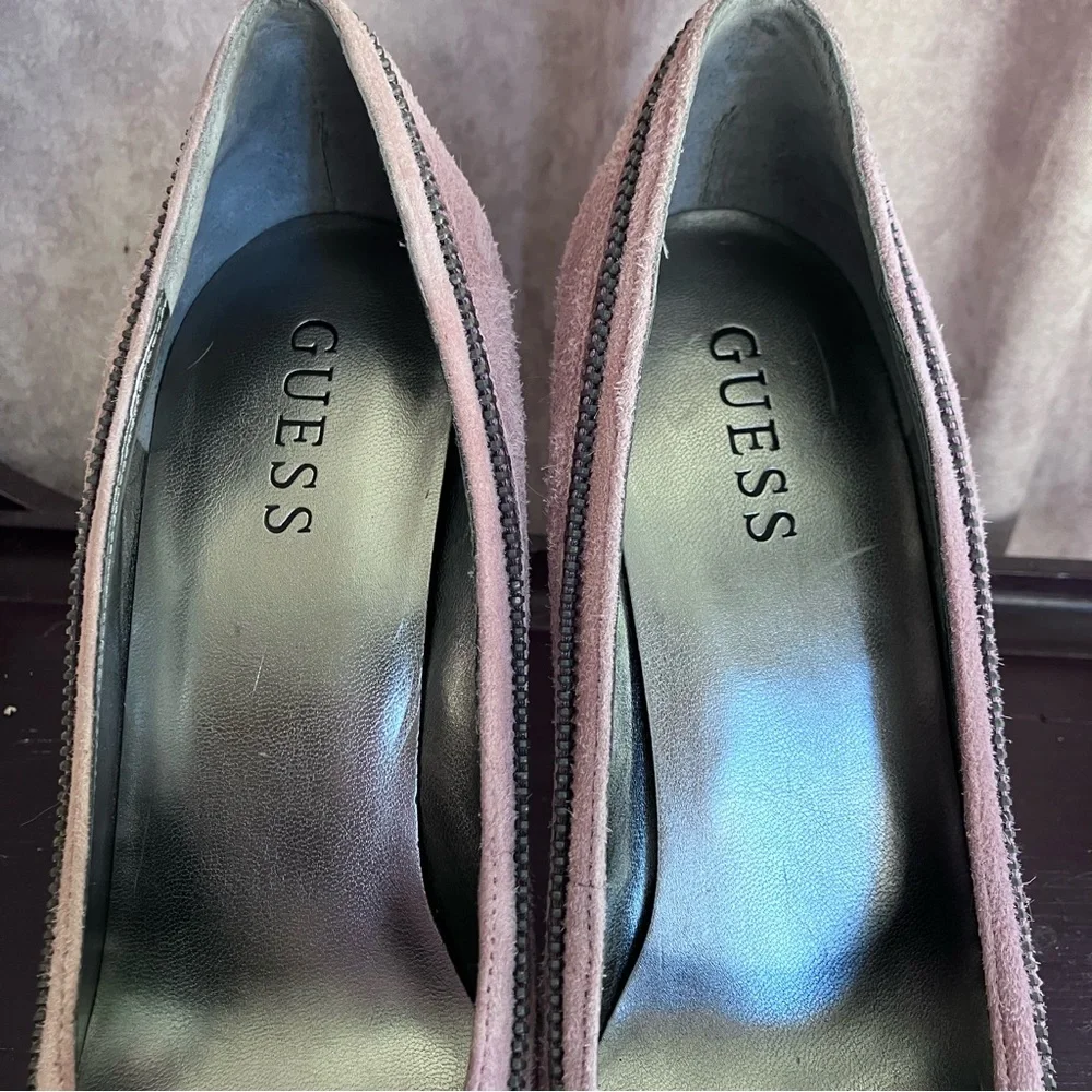 Guess Dusty Pink Suede Pumps Zipper Bow Chain Trim Stiletto Heels Women’s 6.5 - Picture 9 of 11